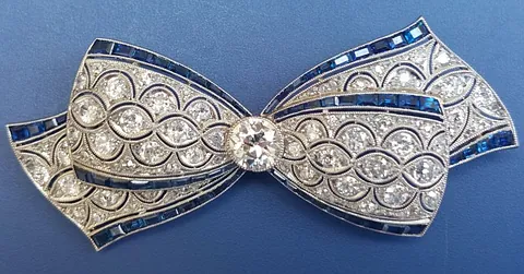Sapphire and diamond bow brooch £4,200 to an Austrian bidder.