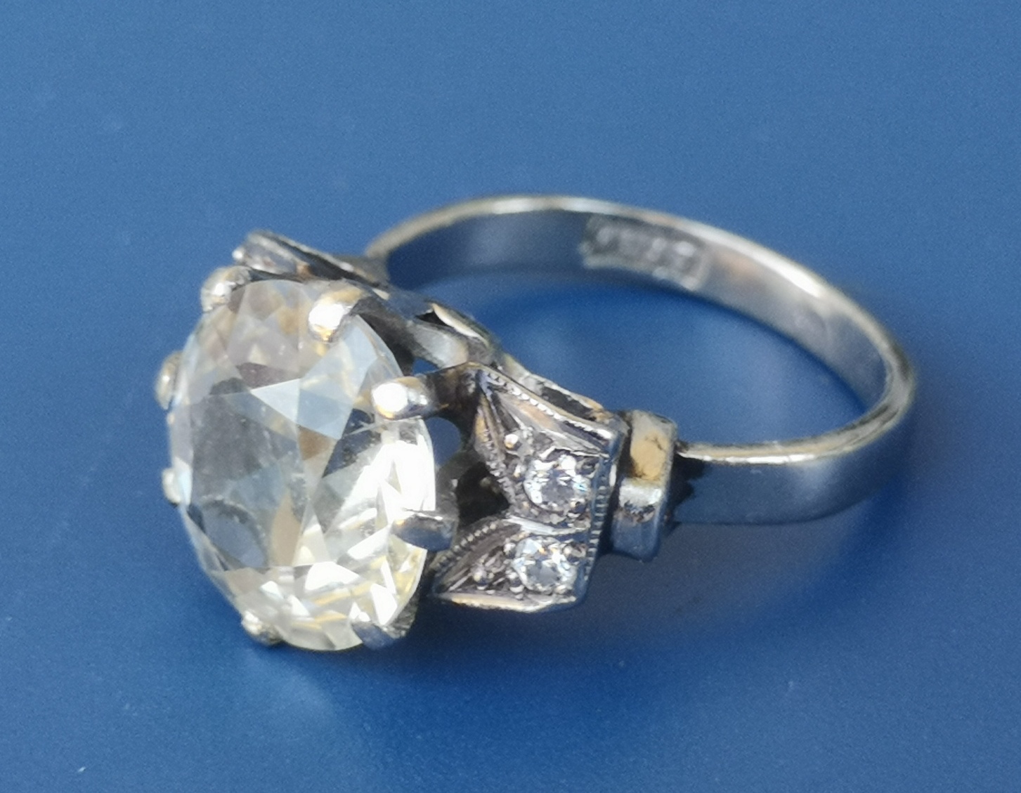  Light yellow sapphire & diamond ring £2,500