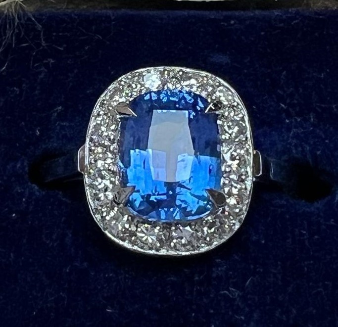 3 carat Ceylon sapphire & diamond cluster ring £1,500-2,000