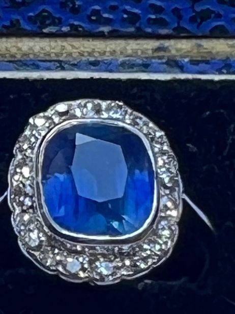 Ceylon sapphire & diamond cluster ring Estimate £1,500-2,000
